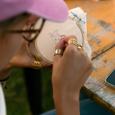 Locandine e illustrazioni di Mozone esposte al Soundepoz Festival 2025