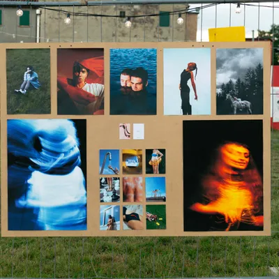 Dettaglio di un telaio con gomitoli di lana al Soundepoz Festival 2025