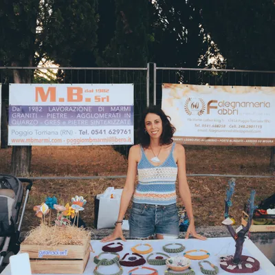 Bancarella di bigiotteria artigianale al Soundepoz Festival 2026